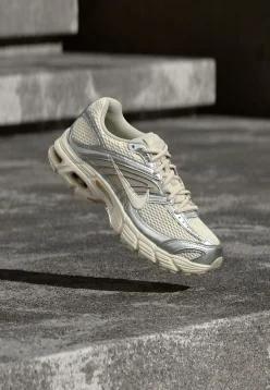 Nike 나이키 스포츠웨어 에어 맥스 모토 2K - 트레이너 연아이보리//메탈릭 실버 색상/연한 오레우드 브라