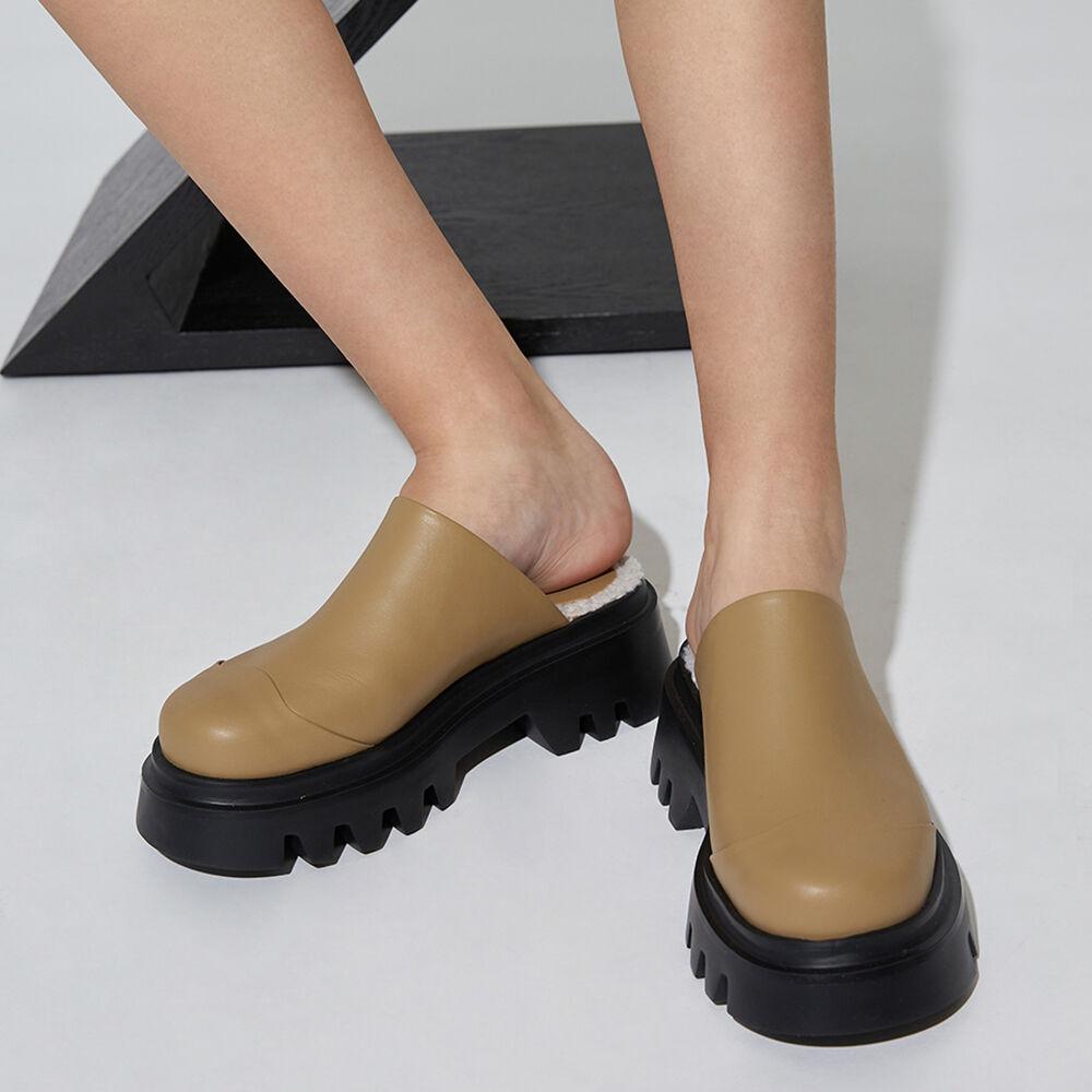 [blanc sur blanc] Lucas Shearling-Lined Mules Beige
