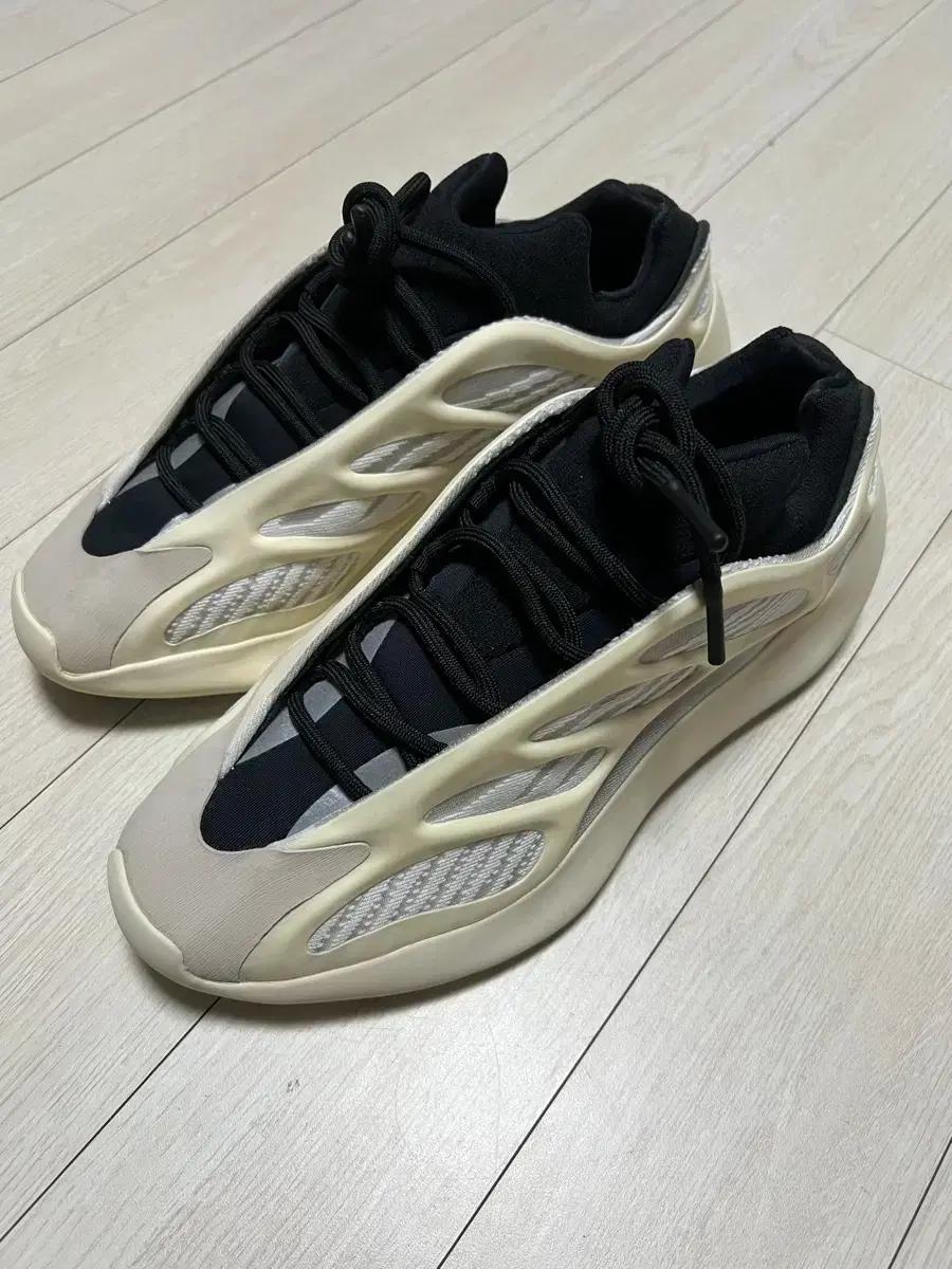 아디다스 이지700 V3 아자엘 265