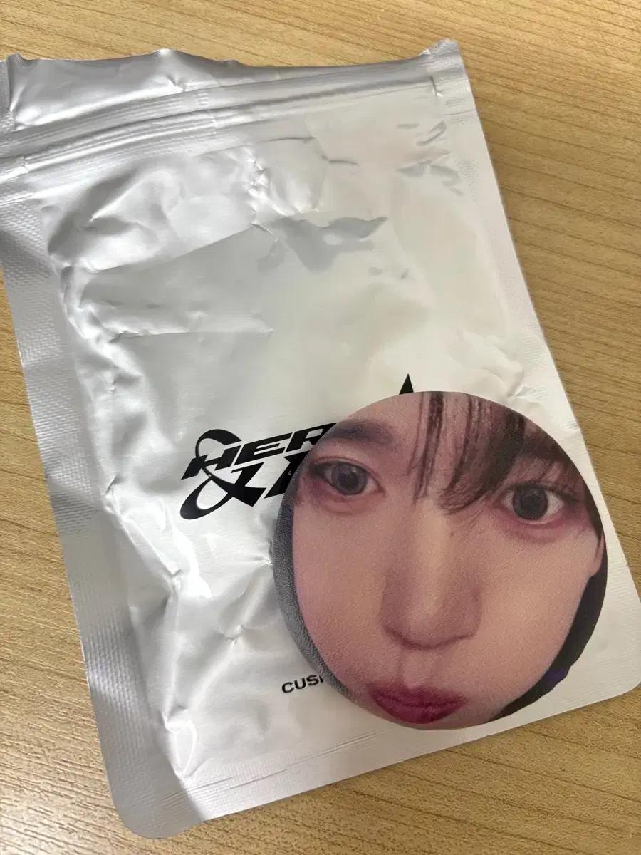 한유진 here&now 말랑핀뱃지