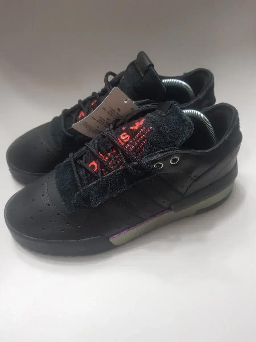 아디다스 스니커즈. Rivalry Low.