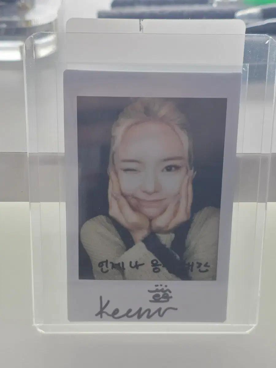 피프티피프티 키나 친필 싸인 폴라로이드