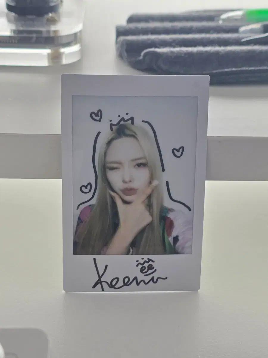 피프티피프티 키나 친필싸인 폴라로이드