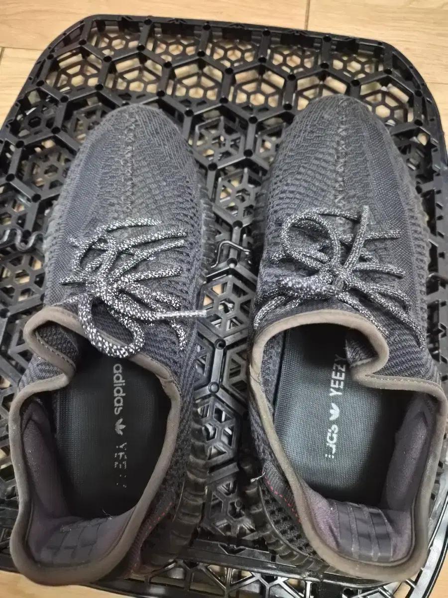 아디다스 이지 부스트 350 V2 블랙 295