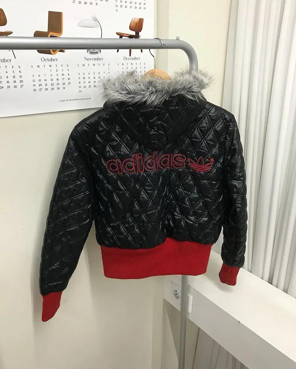아디다스 90s 크롭 퀼팅 후드 경량 패딩