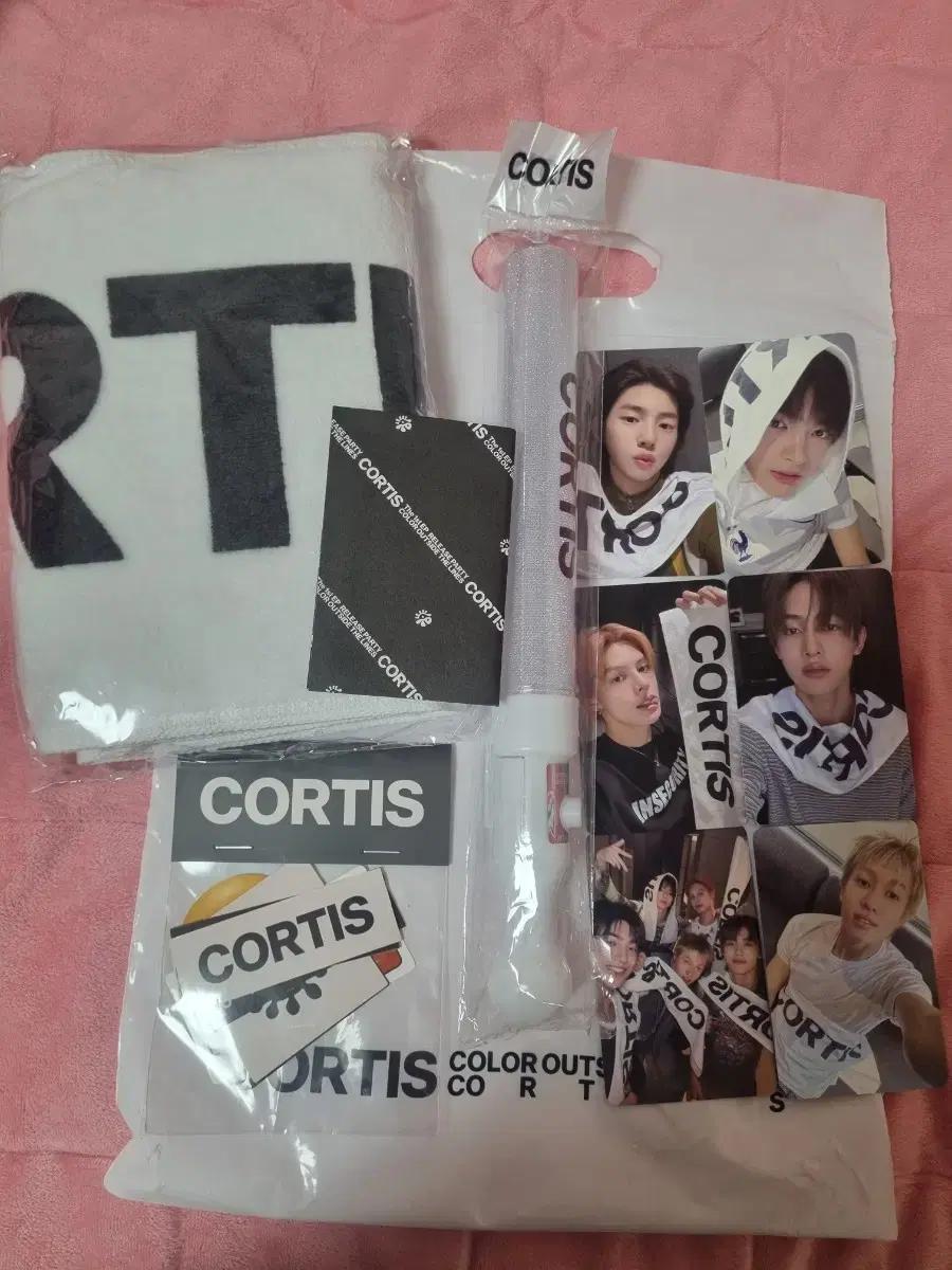 코르티스 cortis 쇼케이스 릴리즈파티 포카 응원봉 슬로건 역조공 양도