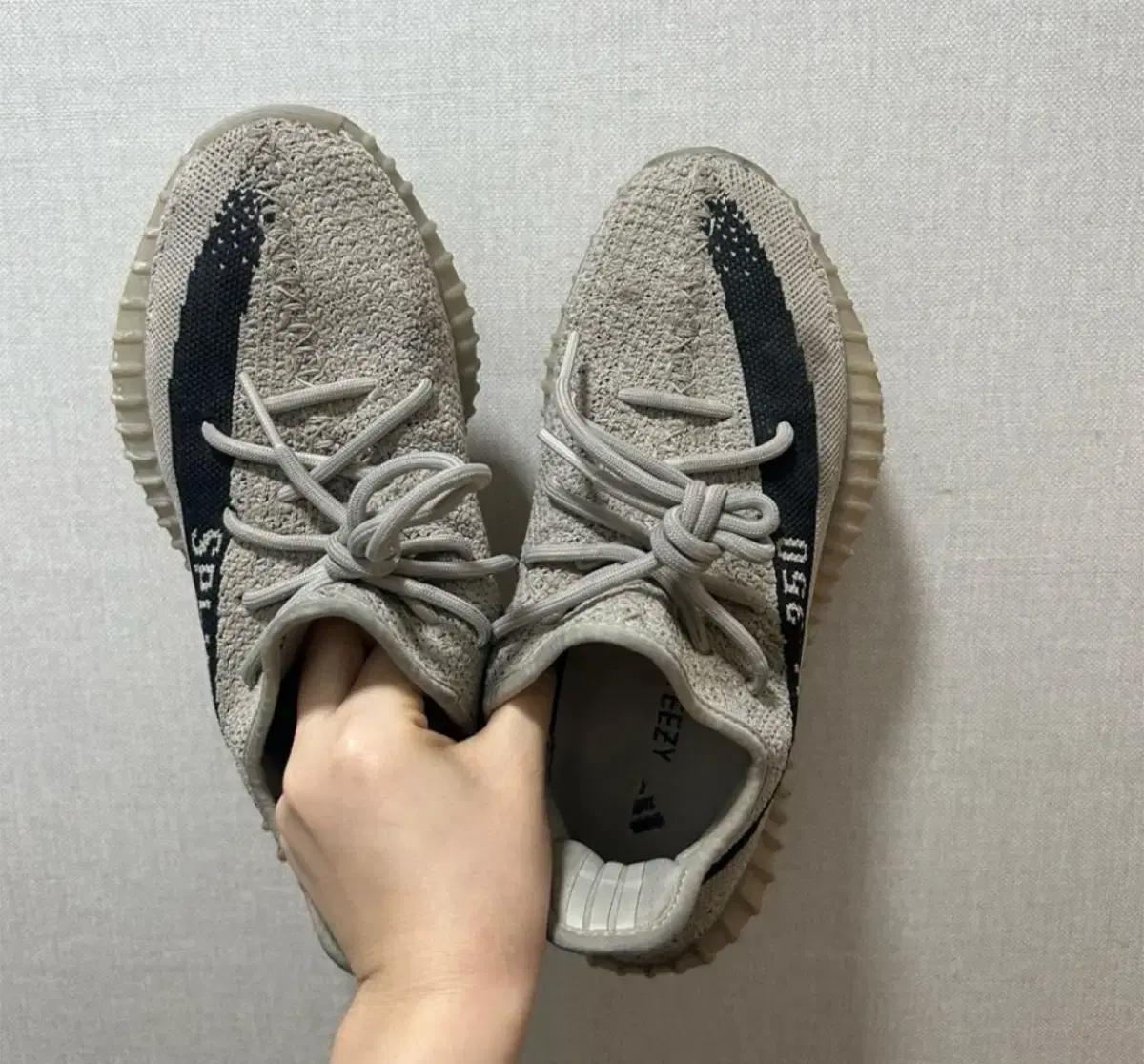 아디다스 이지 부스트 350 V2 슬레이트 코어 블랙