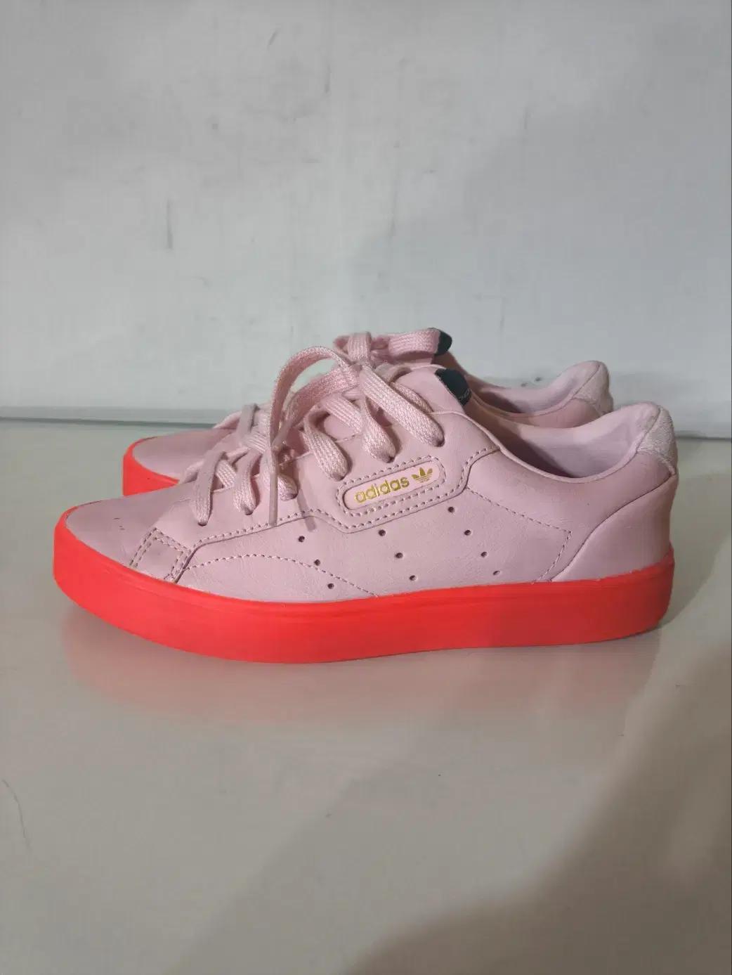220mm 아디다스 슬릭 디바 레드 켄달제너 스니커즈