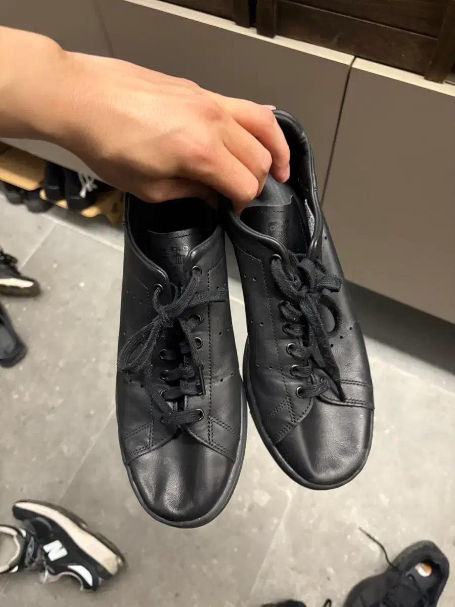 아디다스 스탠스미스 올블랙 가죽 스니커즈