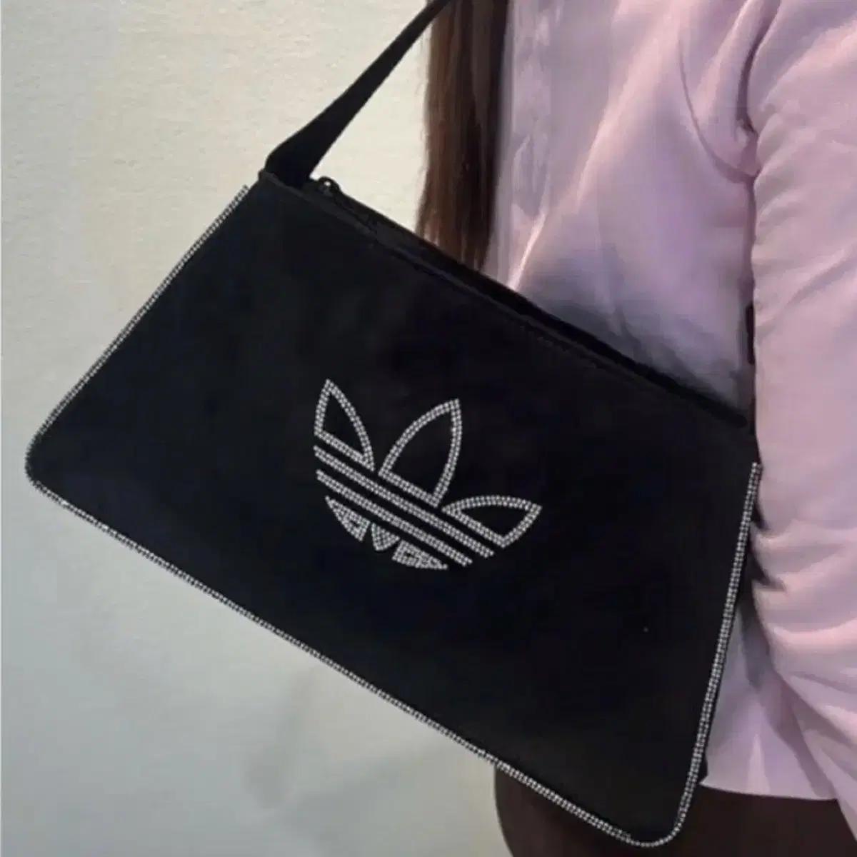 아디다스 블랙 스웨이드 큐빅 라인스톤 숄더백