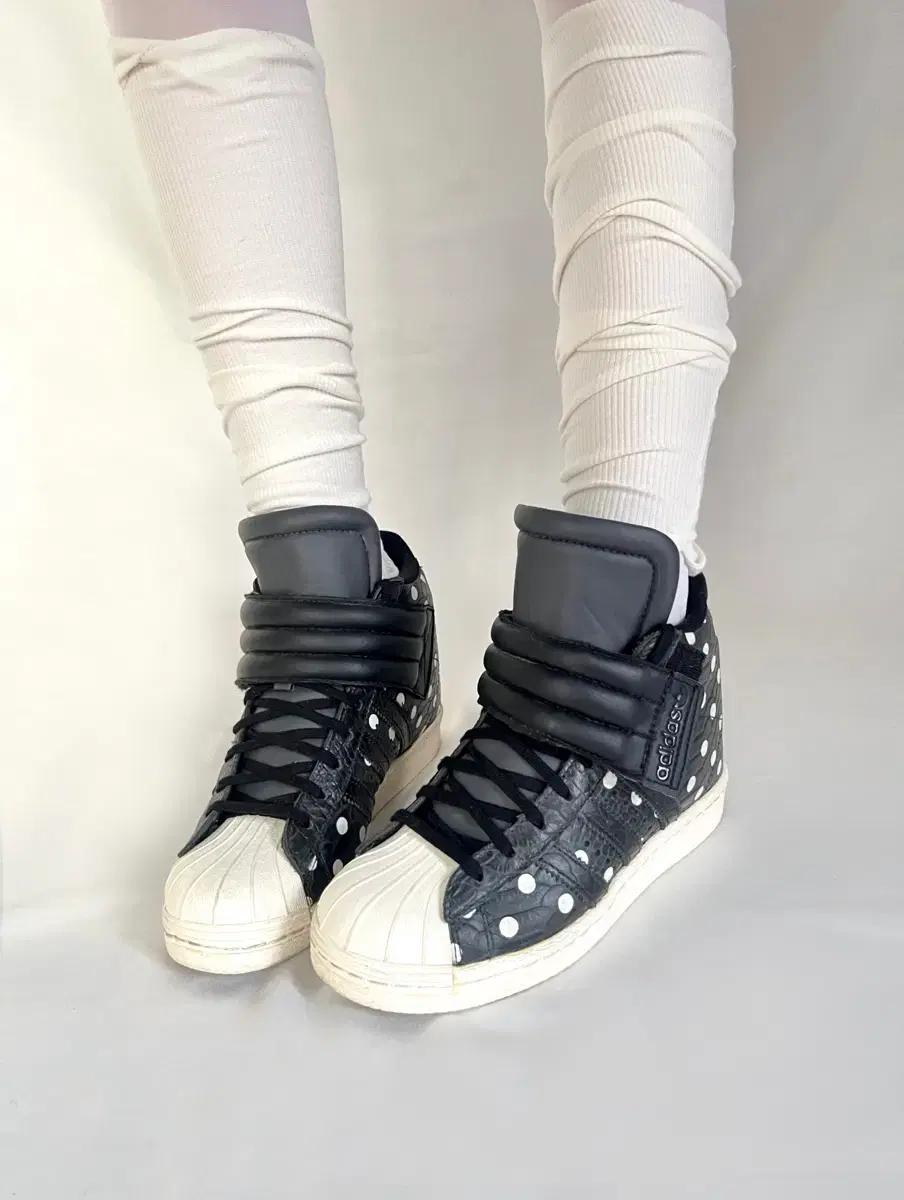 아디다스 00s 도트 벨크로 웨지 하이탑