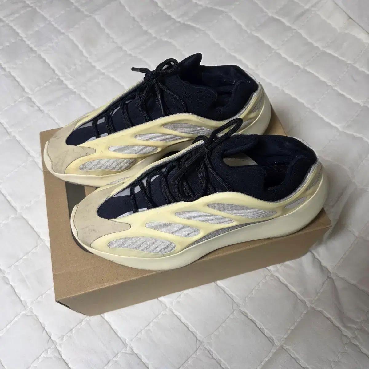 (중고) 아디다스 이지 700 V3 아자엘 2019 280사이즈