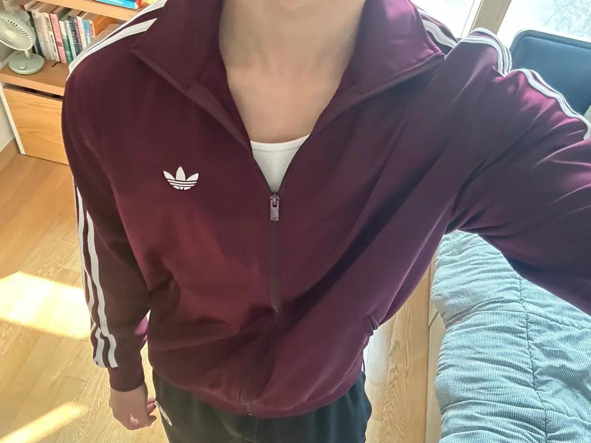 아디다스 버건디 트랙탑